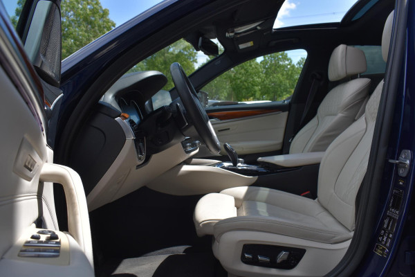 BMW 5 Serie M550i xDrive High Executive HUD Pano Lane ACC B&W Sfeer