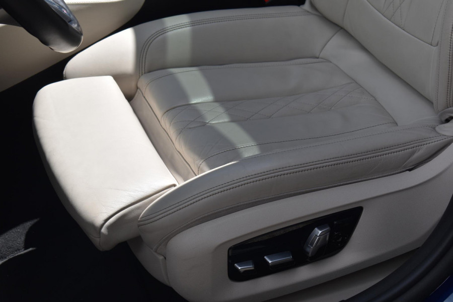 BMW 5 Serie M550i xDrive High Executive HUD Pano Lane ACC B&W Sfeer