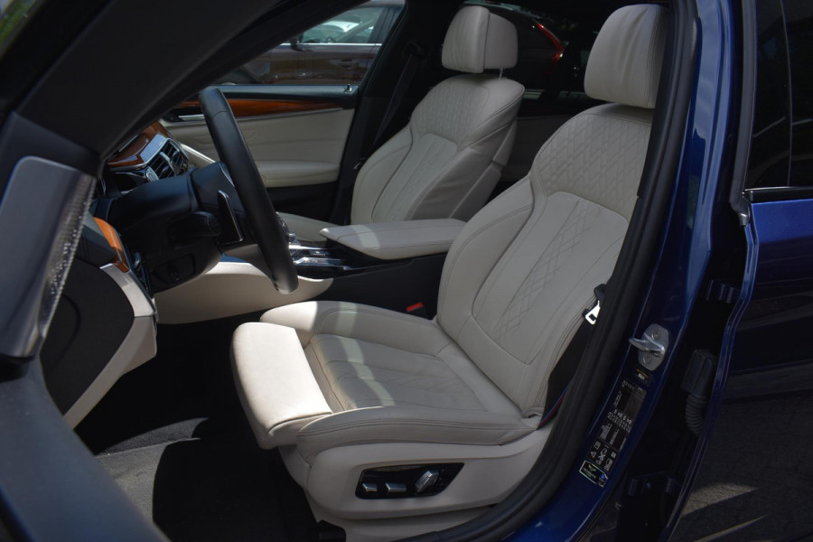 BMW 5 Serie M550i xDrive High Executive HUD Pano Lane ACC B&W Sfeer