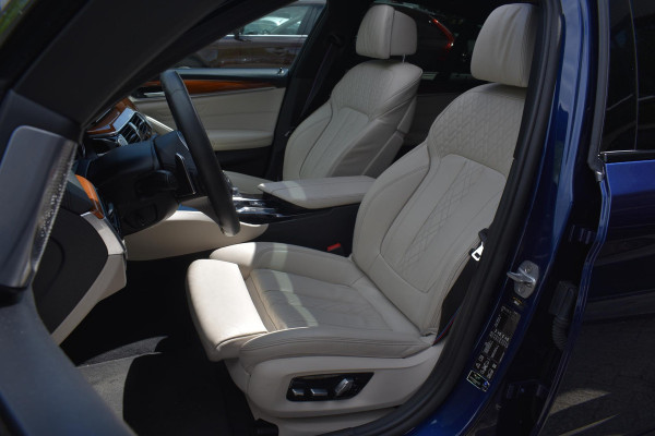 BMW 5 Serie M550i xDrive High Executive HUD Pano Lane ACC B&W Sfeer