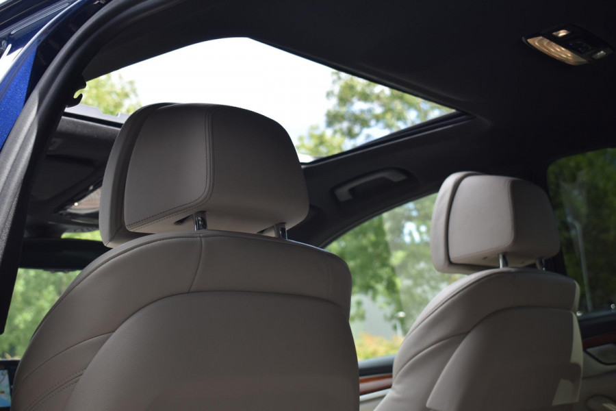 BMW 5 Serie M550i xDrive High Executive HUD Pano Lane ACC B&W Sfeer