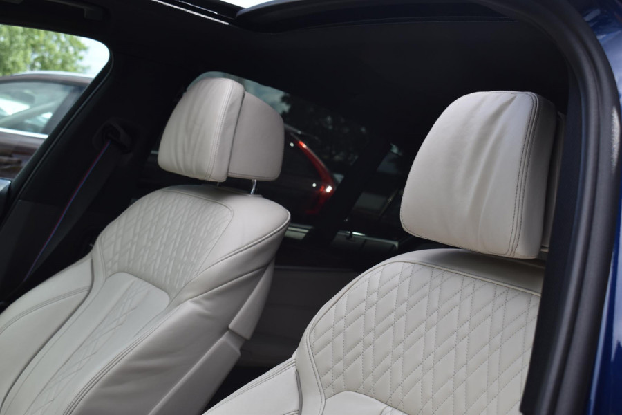 BMW 5 Serie M550i xDrive High Executive HUD Pano Lane ACC B&W Sfeer