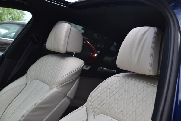 BMW 5 Serie M550i xDrive High Executive HUD Pano Lane ACC B&W Sfeer