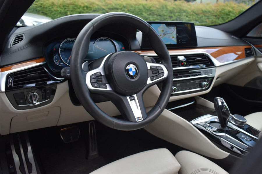 BMW 5 Serie M550i xDrive High Executive HUD Pano Lane ACC B&W Sfeer