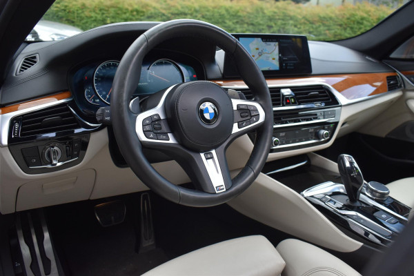 BMW 5 Serie M550i xDrive High Executive HUD Pano Lane ACC B&W Sfeer