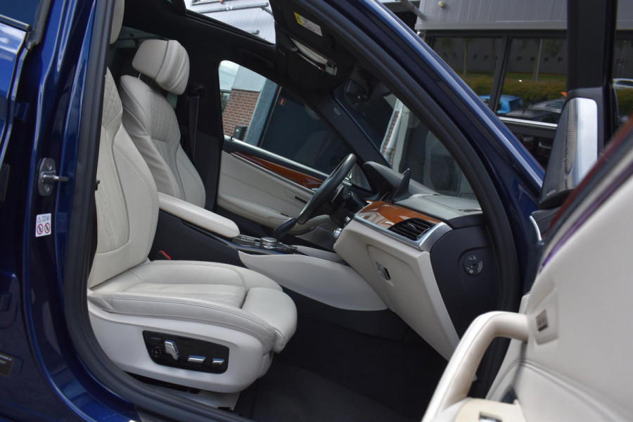 BMW 5 Serie M550i xDrive High Executive HUD Pano Lane ACC B&W Sfeer