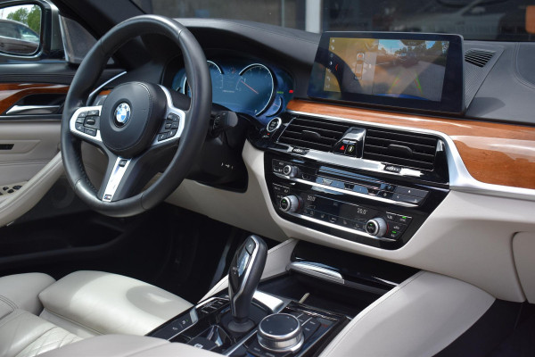 BMW 5 Serie M550i xDrive High Executive HUD Pano Lane ACC B&W Sfeer