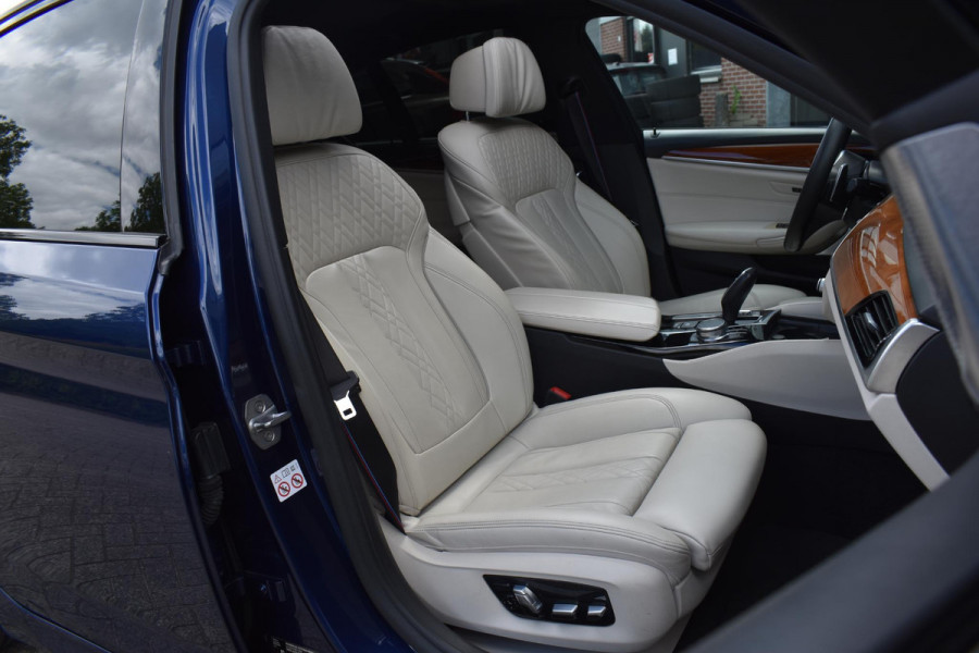 BMW 5 Serie M550i xDrive High Executive HUD Pano Lane ACC B&W Sfeer