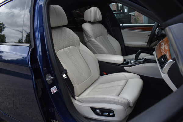 BMW 5 Serie M550i xDrive High Executive HUD Pano Lane ACC B&W Sfeer