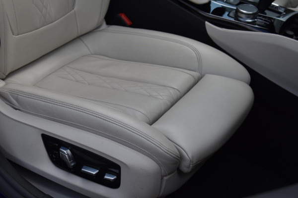 BMW 5 Serie M550i xDrive High Executive HUD Pano Lane ACC B&W Sfeer