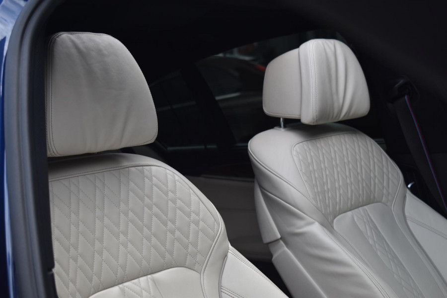 BMW 5 Serie M550i xDrive High Executive HUD Pano Lane ACC B&W Sfeer