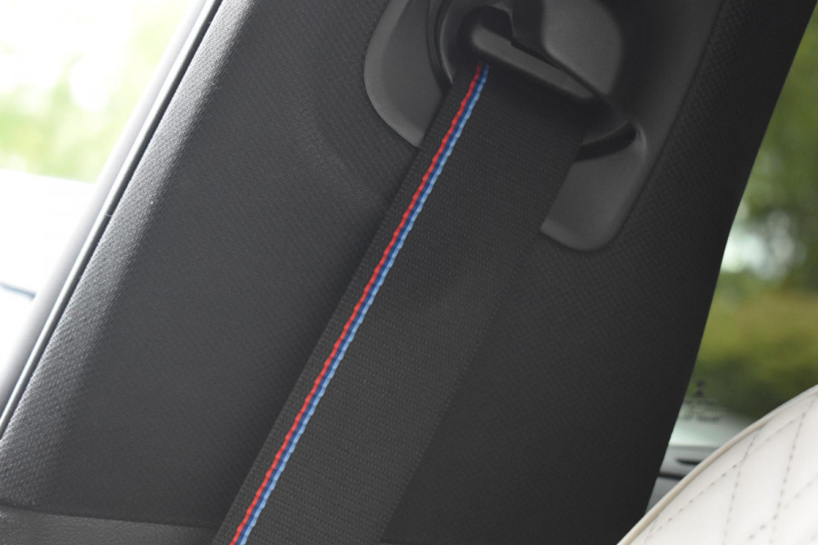 BMW 5 Serie M550i xDrive High Executive HUD Pano Lane ACC B&W Sfeer