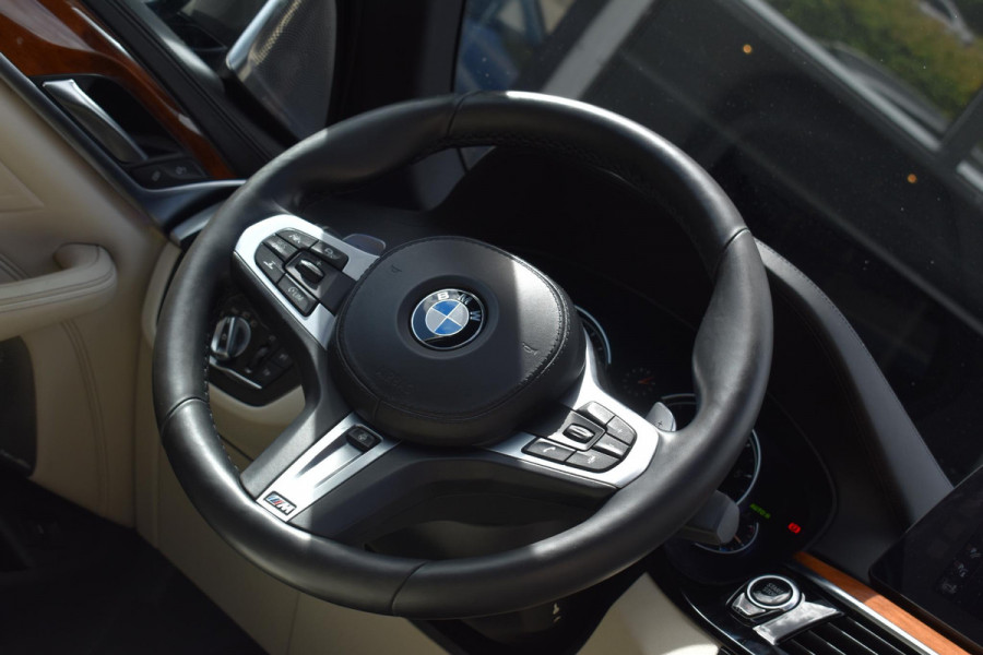 BMW 5 Serie M550i xDrive High Executive HUD Pano Lane ACC B&W Sfeer