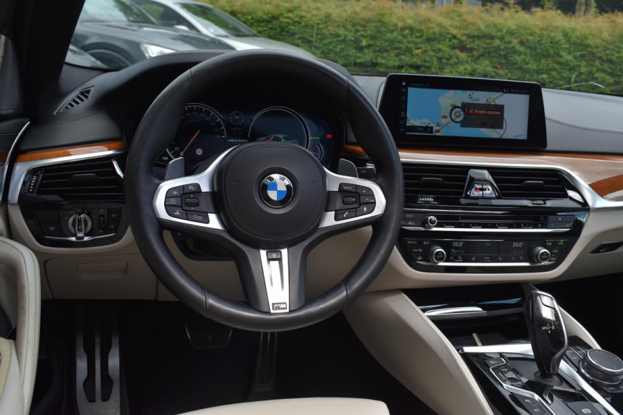 BMW 5 Serie M550i xDrive High Executive HUD Pano Lane ACC B&W Sfeer