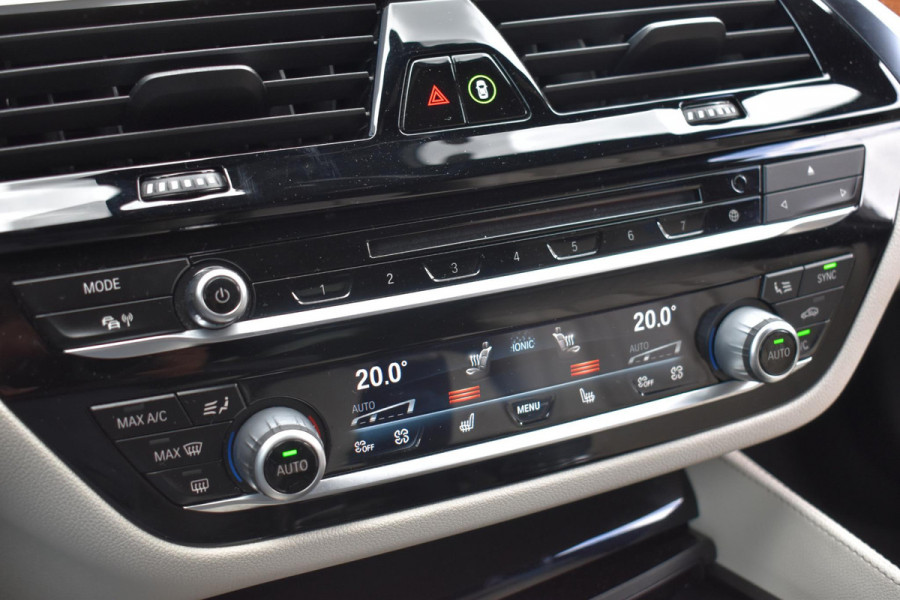 BMW 5 Serie M550i xDrive High Executive HUD Pano Lane ACC B&W Sfeer