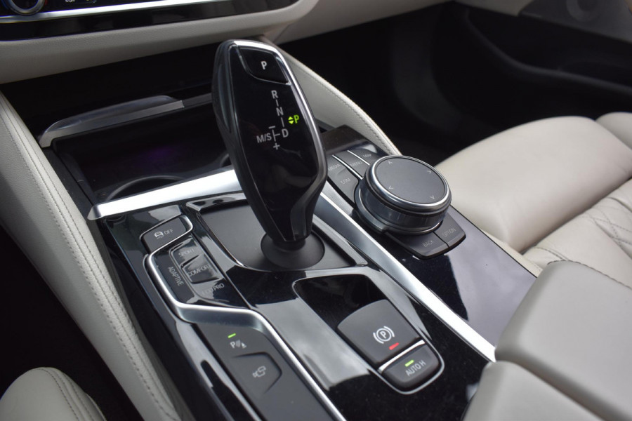 BMW 5 Serie M550i xDrive High Executive HUD Pano Lane ACC B&W Sfeer