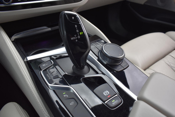 BMW 5 Serie M550i xDrive High Executive HUD Pano Lane ACC B&W Sfeer