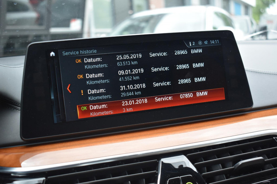 BMW 5 Serie M550i xDrive High Executive HUD Pano Lane ACC B&W Sfeer