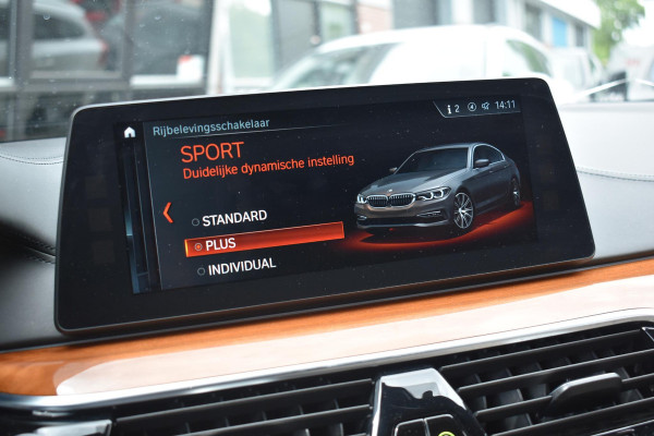 BMW 5 Serie M550i xDrive High Executive HUD Pano Lane ACC B&W Sfeer
