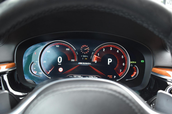 BMW 5 Serie M550i xDrive High Executive HUD Pano Lane ACC B&W Sfeer