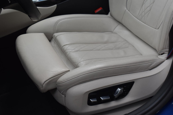 BMW 5 Serie M550i xDrive High Executive HUD Pano Lane ACC B&W Sfeer