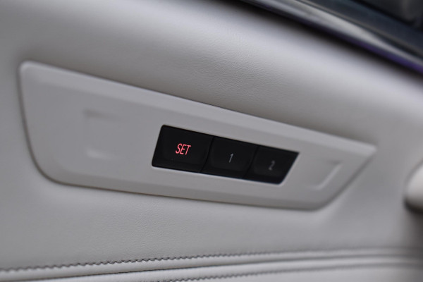 BMW 5 Serie M550i xDrive High Executive HUD Pano Lane ACC B&W Sfeer