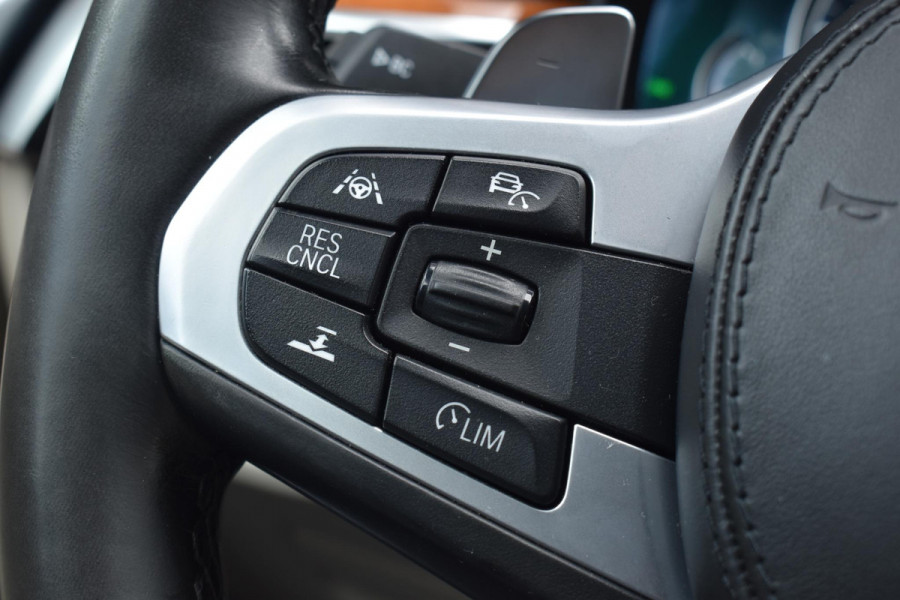 BMW 5 Serie M550i xDrive High Executive HUD Pano Lane ACC B&W Sfeer