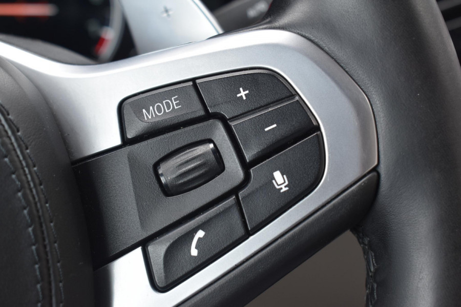 BMW 5 Serie M550i xDrive High Executive HUD Pano Lane ACC B&W Sfeer