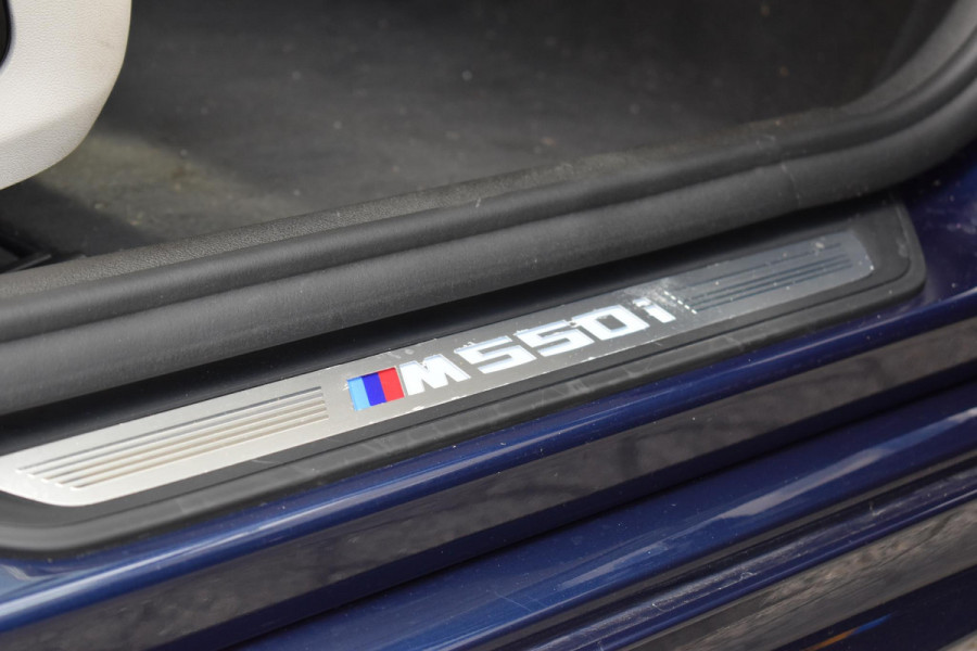 BMW 5 Serie M550i xDrive High Executive HUD Pano Lane ACC B&W Sfeer