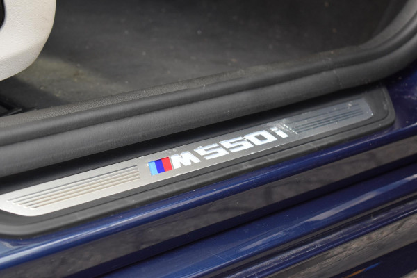 BMW 5 Serie M550i xDrive High Executive HUD Pano Lane ACC B&W Sfeer
