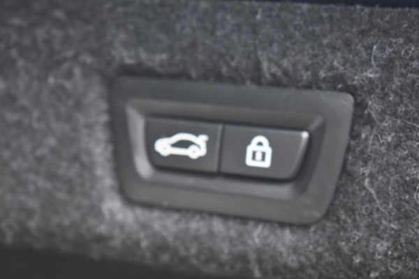 BMW 5 Serie M550i xDrive High Executive HUD Pano Lane ACC B&W Sfeer