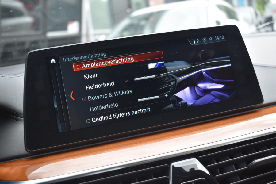 BMW 5 Serie M550i xDrive High Executive HUD Pano Lane ACC B&W Sfeer