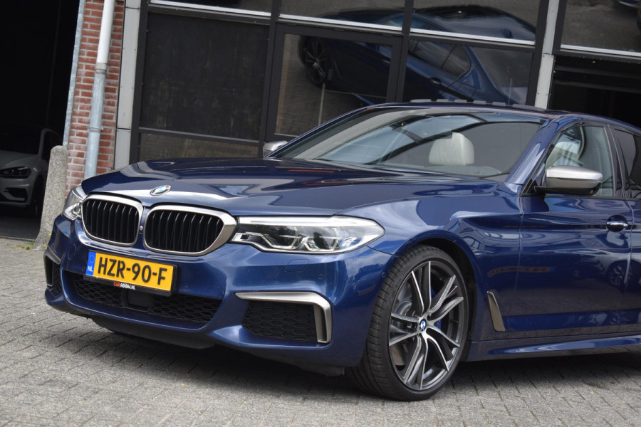BMW 5 Serie M550i xDrive High Executive HUD Pano Lane ACC B&W Sfeer