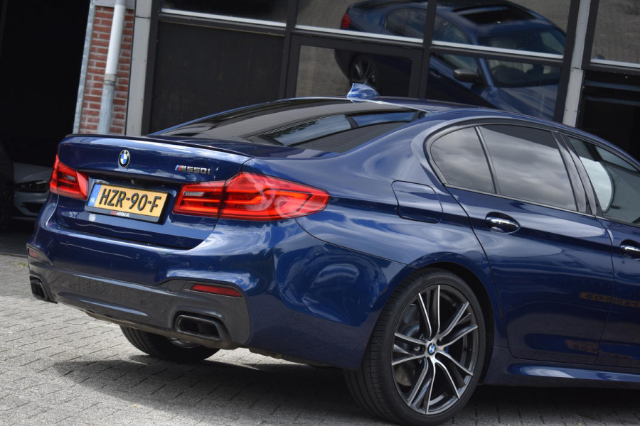 BMW 5 Serie M550i xDrive High Executive HUD Pano Lane ACC B&W Sfeer