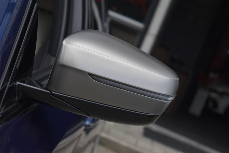 BMW 5 Serie M550i xDrive High Executive HUD Pano Lane ACC B&W Sfeer