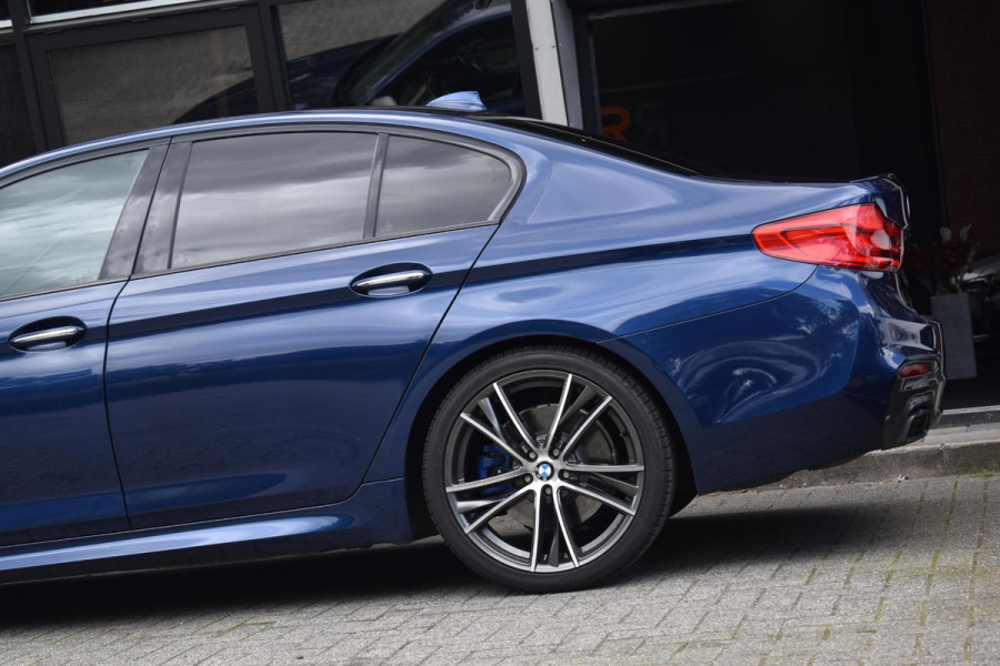 BMW 5 Serie M550i xDrive High Executive HUD Pano Lane ACC B&W Sfeer