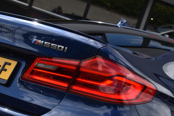 BMW 5 Serie M550i xDrive High Executive HUD Pano Lane ACC B&W Sfeer