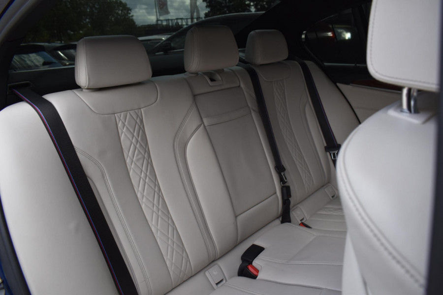 BMW 5 Serie M550i xDrive High Executive HUD Pano Lane ACC B&W Sfeer