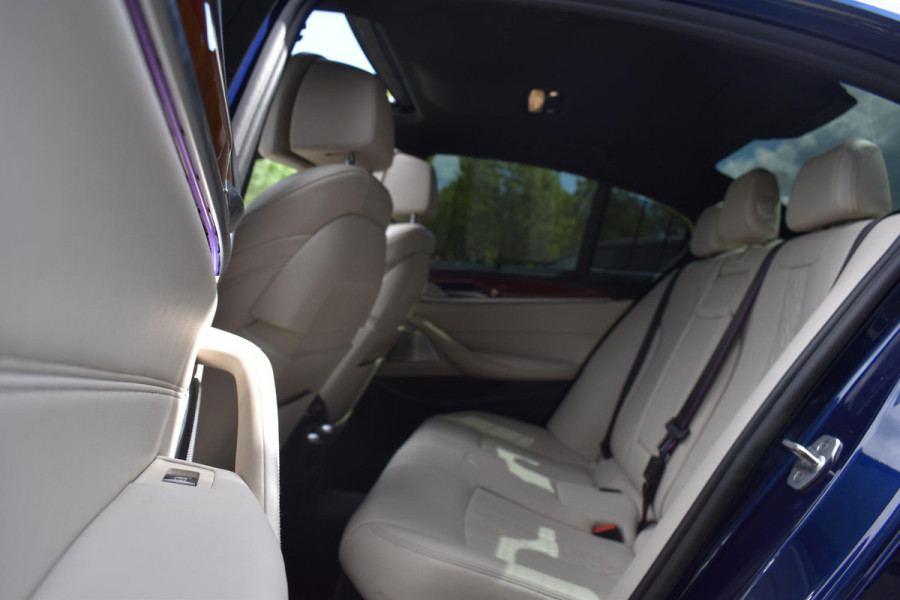 BMW 5 Serie M550i xDrive High Executive HUD Pano Lane ACC B&W Sfeer