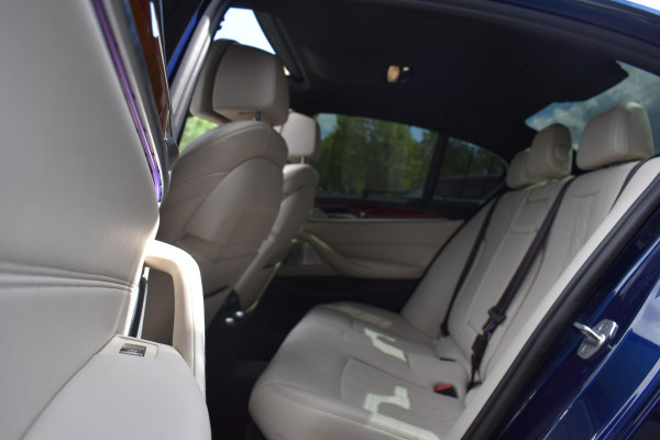 BMW 5 Serie M550i xDrive High Executive HUD Pano Lane ACC B&W Sfeer