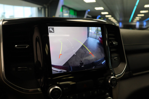 Dodge Ram 1500 5.7 V8 4x4 Crew Cab Laramie LED Cruise/Climate Panoramadak Luchtvering! Dodge Ram 1500 5.7 V8 4x4 Crew Cab Laramie LED Cruise/Climate Panoramadak Luchtvering!