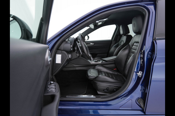 Alfa Romeo Giulia 2.0T B-Tech (INCL-BTW) Aut. *LUXURY-LEATHER | XENON | ADAPTIVE-CRUISE | MEMORY-PACK | HEATED-SPORTSEATS | KEYLESS | CAMERA | NAVI-FULLMAP | DAB+ | SHIFT-PADDLES | PRIVACY-GLASS | ECC | 18"ALU* Alfa Romeo Giulia 2.0T B-Tech (INCL-BTW) Aut. *LUXURY-LEATHER | XENON | ADAPTIVE-CRUISE | MEMORY-PACK | HEATED-SPORTSEATS | KEYLESS | CAMERA | NAVI-FULLMAP | DAB+ | SHIFT-PADDLES | PRIVACY-GLASS | ECC | 18"ALU*