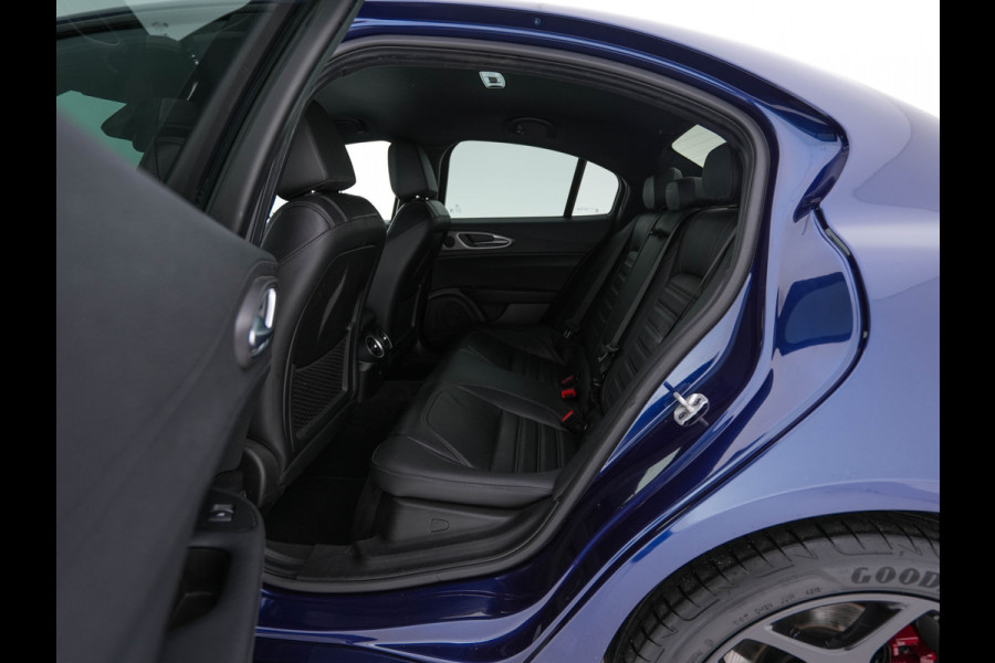 Alfa Romeo Giulia 2.0T B-Tech (INCL-BTW) Aut. *LUXURY-LEATHER | XENON | ADAPTIVE-CRUISE | MEMORY-PACK | HEATED-SPORTSEATS | KEYLESS | CAMERA | NAVI-FULLMAP | DAB+ | SHIFT-PADDLES | PRIVACY-GLASS | ECC | 18"ALU* Alfa Romeo Giulia 2.0T B-Tech (INCL-BTW) Aut. *LUXURY-LEATHER | XENON | ADAPTIVE-CRUISE | MEMORY-PACK | HEATED-SPORTSEATS | KEYLESS | CAMERA | NAVI-FULLMAP | DAB+ | SHIFT-PADDLES | PRIVACY-GLASS | ECC | 18"ALU*