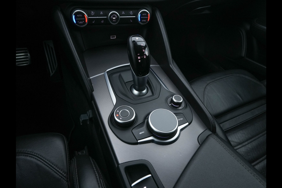 Alfa Romeo Giulia 2.0T B-Tech (INCL-BTW) Aut. *LUXURY-LEATHER | XENON | ADAPTIVE-CRUISE | MEMORY-PACK | HEATED-SPORTSEATS | KEYLESS | CAMERA | NAVI-FULLMAP | DAB+ | SHIFT-PADDLES | PRIVACY-GLASS | ECC | 18"ALU* Alfa Romeo Giulia 2.0T B-Tech (INCL-BTW) Aut. *LUXURY-LEATHER | XENON | ADAPTIVE-CRUISE | MEMORY-PACK | HEATED-SPORTSEATS | KEYLESS | CAMERA | NAVI-FULLMAP | DAB+ | SHIFT-PADDLES | PRIVACY-GLASS | ECC | 18"ALU*