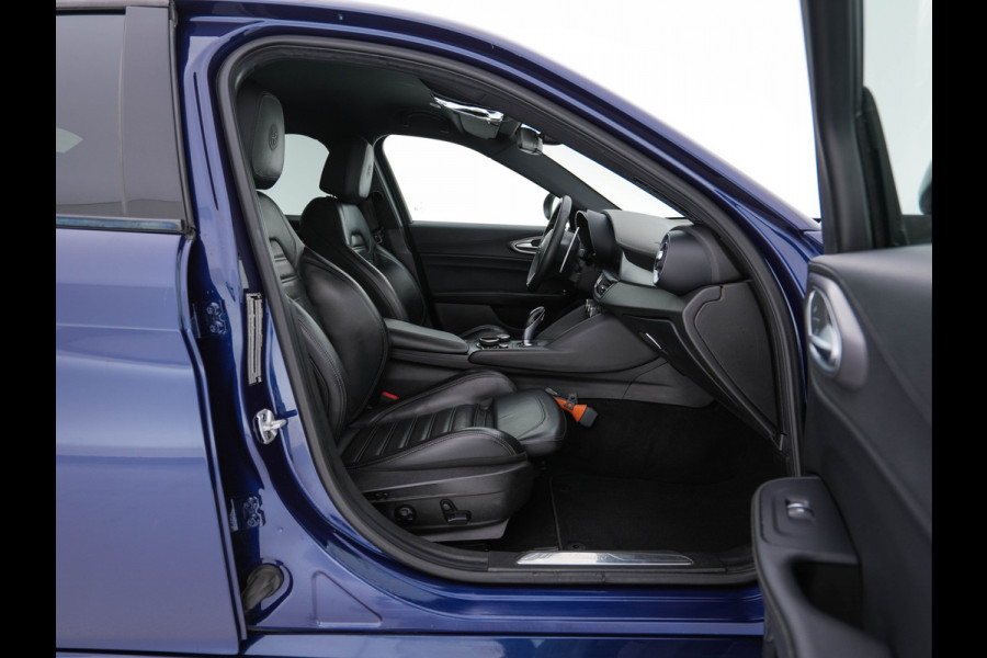 Alfa Romeo Giulia 2.0T B-Tech (INCL-BTW) Aut. *LUXURY-LEATHER | XENON | ADAPTIVE-CRUISE | MEMORY-PACK | HEATED-SPORTSEATS | KEYLESS | CAMERA | NAVI-FULLMAP | DAB+ | SHIFT-PADDLES | PRIVACY-GLASS | ECC | 18"ALU* Alfa Romeo Giulia 2.0T B-Tech (INCL-BTW) Aut. *LUXURY-LEATHER | XENON | ADAPTIVE-CRUISE | MEMORY-PACK | HEATED-SPORTSEATS | KEYLESS | CAMERA | NAVI-FULLMAP | DAB+ | SHIFT-PADDLES | PRIVACY-GLASS | ECC | 18"ALU*