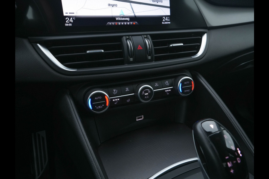 Alfa Romeo Giulia 2.0T B-Tech (INCL-BTW) Aut. *LUXURY-LEATHER | XENON | ADAPTIVE-CRUISE | MEMORY-PACK | HEATED-SPORTSEATS | KEYLESS | CAMERA | NAVI-FULLMAP | DAB+ | SHIFT-PADDLES | PRIVACY-GLASS | ECC | 18"ALU* Alfa Romeo Giulia 2.0T B-Tech (INCL-BTW) Aut. *LUXURY-LEATHER | XENON | ADAPTIVE-CRUISE | MEMORY-PACK | HEATED-SPORTSEATS | KEYLESS | CAMERA | NAVI-FULLMAP | DAB+ | SHIFT-PADDLES | PRIVACY-GLASS | ECC | 18"ALU*