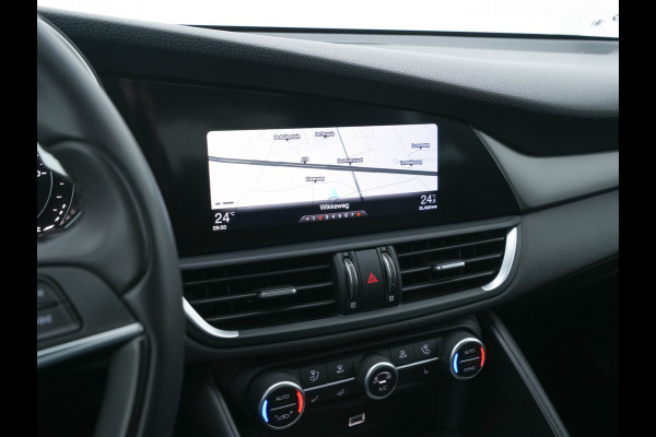 Alfa Romeo Giulia 2.0T B-Tech (INCL-BTW) Aut. *LUXURY-LEATHER | XENON | ADAPTIVE-CRUISE | MEMORY-PACK | HEATED-SPORTSEATS | KEYLESS | CAMERA | NAVI-FULLMAP | DAB+ | SHIFT-PADDLES | PRIVACY-GLASS | ECC | 18"ALU* Alfa Romeo Giulia 2.0T B-Tech (INCL-BTW) Aut. *LUXURY-LEATHER | XENON | ADAPTIVE-CRUISE | MEMORY-PACK | HEATED-SPORTSEATS | KEYLESS | CAMERA | NAVI-FULLMAP | DAB+ | SHIFT-PADDLES | PRIVACY-GLASS | ECC | 18"ALU*