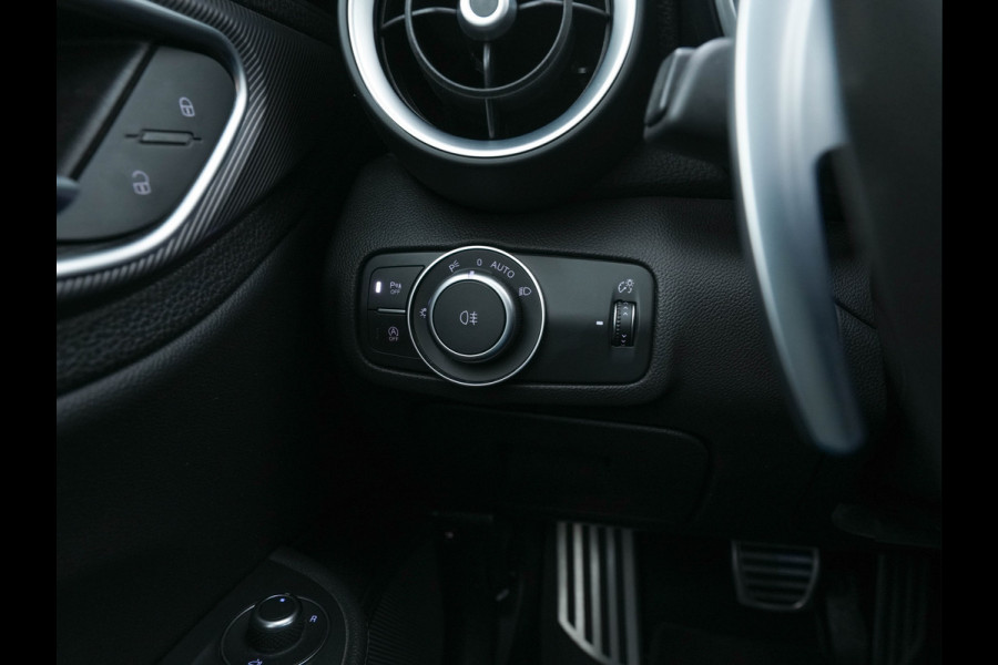 Alfa Romeo Giulia 2.0T B-Tech (INCL-BTW) Aut. *LUXURY-LEATHER | XENON | ADAPTIVE-CRUISE | MEMORY-PACK | HEATED-SPORTSEATS | KEYLESS | CAMERA | NAVI-FULLMAP | DAB+ | SHIFT-PADDLES | PRIVACY-GLASS | ECC | 18"ALU* Alfa Romeo Giulia 2.0T B-Tech (INCL-BTW) Aut. *LUXURY-LEATHER | XENON | ADAPTIVE-CRUISE | MEMORY-PACK | HEATED-SPORTSEATS | KEYLESS | CAMERA | NAVI-FULLMAP | DAB+ | SHIFT-PADDLES | PRIVACY-GLASS | ECC | 18"ALU*