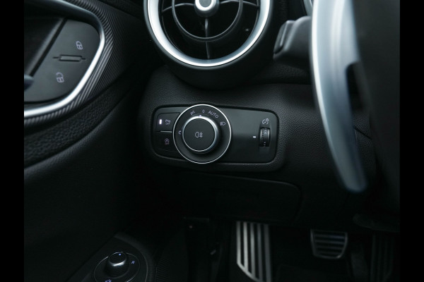 Alfa Romeo Giulia 2.0T B-Tech (INCL-BTW) Aut. *LUXURY-LEATHER | XENON | ADAPTIVE-CRUISE | MEMORY-PACK | HEATED-SPORTSEATS | KEYLESS | CAMERA | NAVI-FULLMAP | DAB+ | SHIFT-PADDLES | PRIVACY-GLASS | ECC | 18"ALU* Alfa Romeo Giulia 2.0T B-Tech (INCL-BTW) Aut. *LUXURY-LEATHER | XENON | ADAPTIVE-CRUISE | MEMORY-PACK | HEATED-SPORTSEATS | KEYLESS | CAMERA | NAVI-FULLMAP | DAB+ | SHIFT-PADDLES | PRIVACY-GLASS | ECC | 18"ALU*