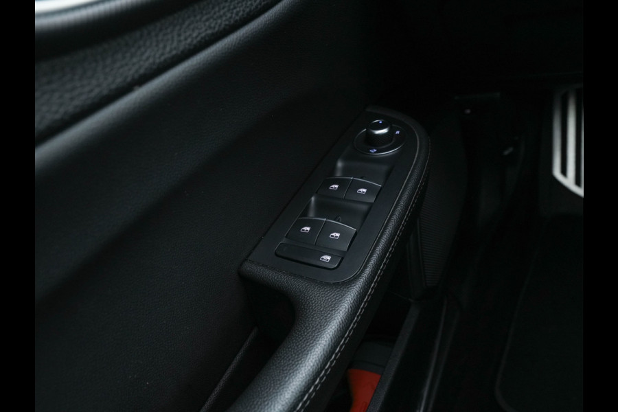 Alfa Romeo Giulia 2.0T B-Tech (INCL-BTW) Aut. *LUXURY-LEATHER | XENON | ADAPTIVE-CRUISE | MEMORY-PACK | HEATED-SPORTSEATS | KEYLESS | CAMERA | NAVI-FULLMAP | DAB+ | SHIFT-PADDLES | PRIVACY-GLASS | ECC | 18"ALU* Alfa Romeo Giulia 2.0T B-Tech (INCL-BTW) Aut. *LUXURY-LEATHER | XENON | ADAPTIVE-CRUISE | MEMORY-PACK | HEATED-SPORTSEATS | KEYLESS | CAMERA | NAVI-FULLMAP | DAB+ | SHIFT-PADDLES | PRIVACY-GLASS | ECC | 18"ALU*